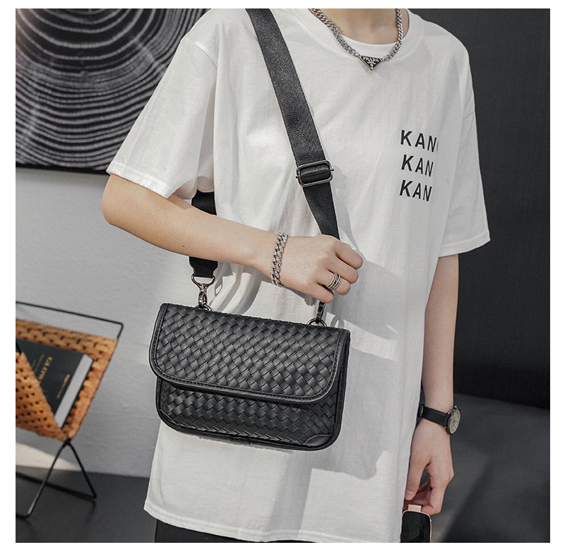 พร้อมส่ง กระเป๋าสะพายข้างผู้ชายใบเล็ก ถักลายสาน แฟขั่นสไตล์เกาหลี รหัส Man-21037-7 สีดำ 4 ใบ