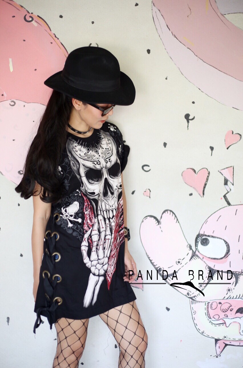 เสื้อยืดทรงOverSize กึ่งมินิเดรส สกรีน3D ลายหัวกะโหลกผูกผ้าลายโบฮีเมียนสีแดงอย่างเท่ห์ แต่งเก๋ด้วยการผ่าข้างตอกห่วงแล้วร้อยเชือกแบนผูกข้างเก๋ๆ ไม่ซ้ำใคร
