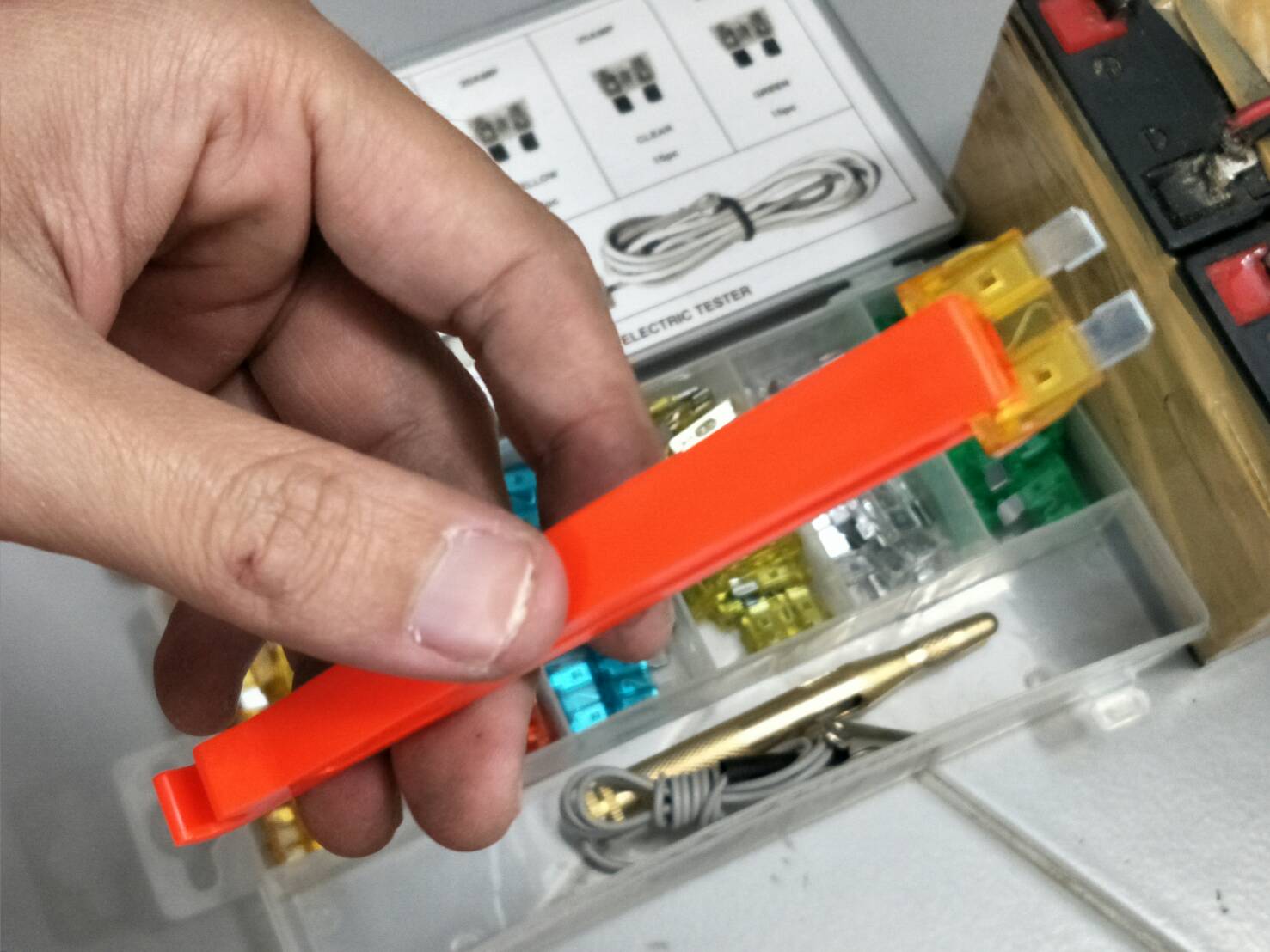 CARE02 ชุดกล่องฟิวส์ก้ามปู 93 ชิ้น + ไขควงวัดไฟ 12-24v