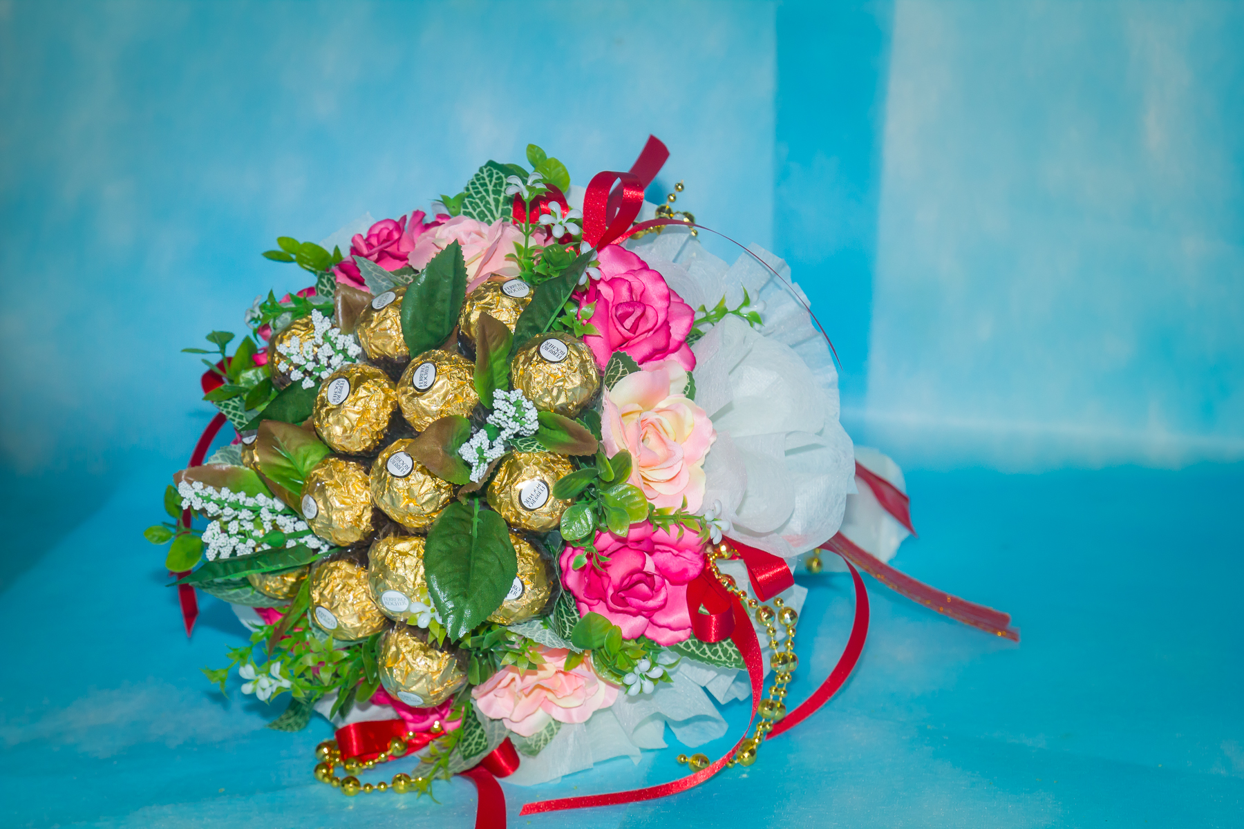 ช่อเฟอเรโร่ (Ferrero Rocher) 15 ลูก ดอกกุหลาบสีชมพูหวาน กระดาษสีขาว ต้อนรับเทศกาลวันวาเลนไทน์