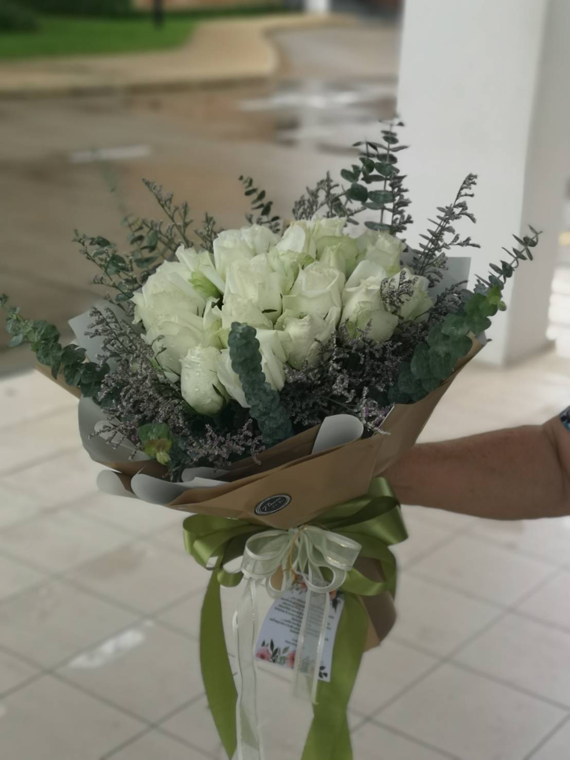 ช่อดอกกุหลาบสีขาว ง้อคืนดีแฟน