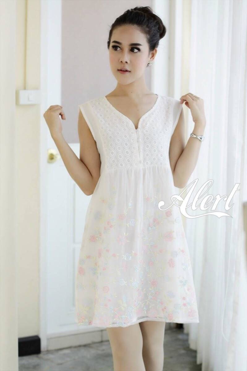 เดรสผ้าป่าน ปักลายดอกไม้สีหวานบนผ้าแก้วฟรุ้งฟริ้งน่ารักมากค่ะ