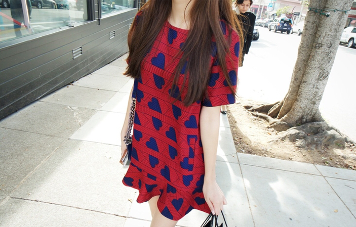 มินิเดรสพิมลายหัวใจ ต้อนรับวันวาเลนไทน์ เนื้อผ้าเด้ง ยืดได้นิดหน่อย ซิปหลังช่วงบน มีกระเป๋าทั้งสองข้าง ใส่สวม ชายระบาย น่ารัก Korea ขายดีมาก ในเว็ปเกาหลี