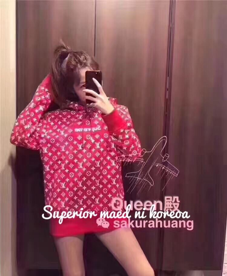 HOT SUPREME X LOUIS VUITTON HOODED SWEATSHIRT RED ฮ็อตสุดตอนนี้ หายากสุดๆ ใส่งานมิลเลอร์กันไปก่อนนะสาวๆ งานดีไม่มีที่ติ