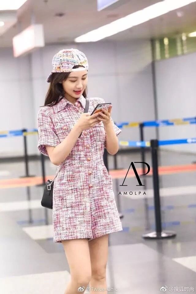 Jumpsuit CHANEL คอปก ผ้าทวิส มีกระเป๋าคู่ช่วงอกและช่วงล่าง แต่งกระดุมปั้มหน้าสิงโตอย่างดี