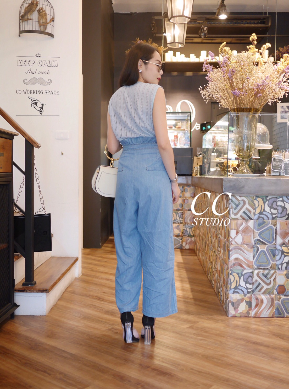 Set เสื้อลูกไม้แขนกุด ปักลายน่ารักค่ะ + มาพร้อมกางเกงยีนส์เอวสูง เนื้อยีนส์บาง เนื้อดีค่ะ ช่วงเอวรูดเก๋มากค่ะ Set นี้ น่ารักมากแยกแมทช์ได้นะค่ะ