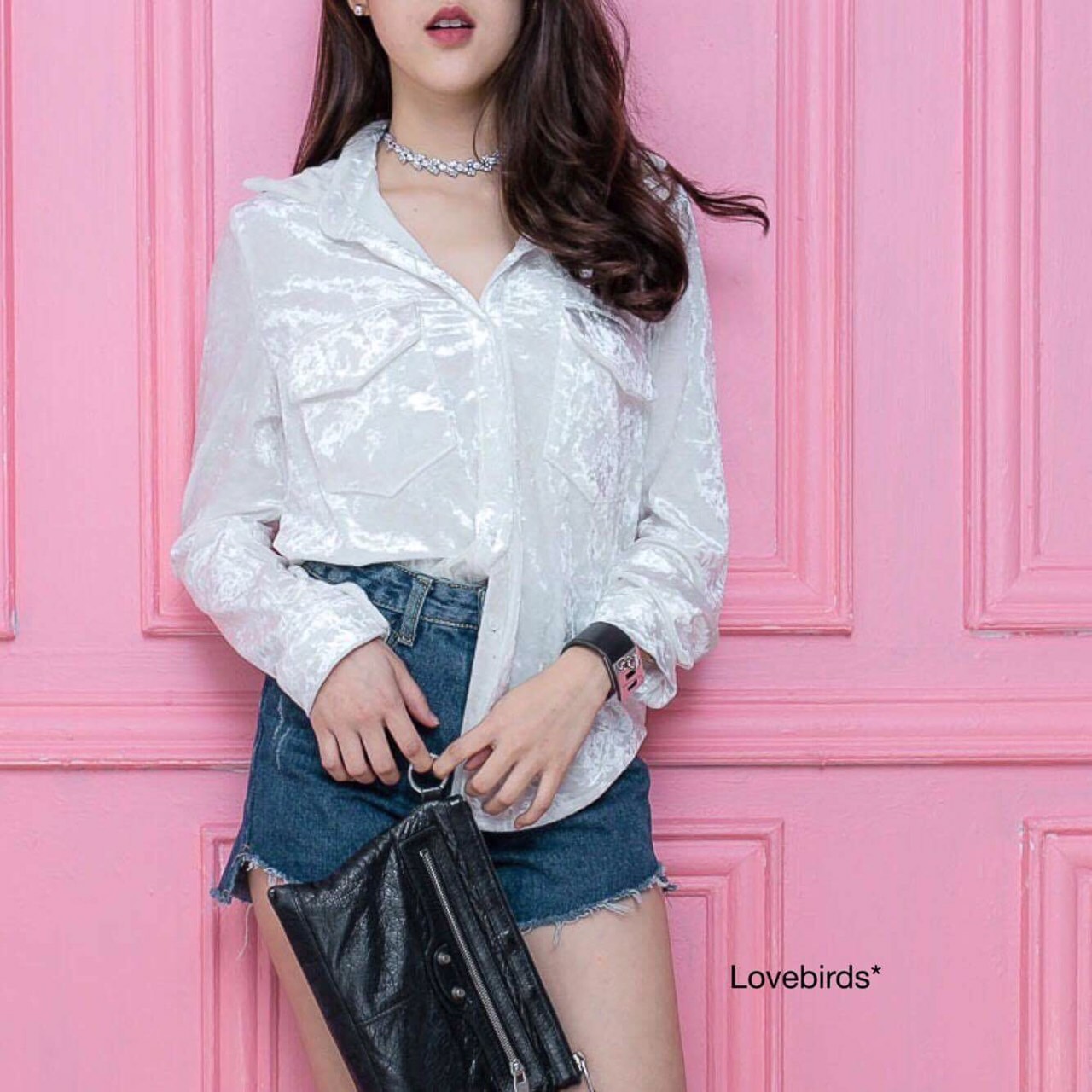 เสื้อเชิ้ตผ้ากำมะหยี่แบบมีลายบนเนื้อผ้า ผ้าสวยมากๆนิ่มมากๆ ข้างในมีผ้าซับอีกที แต่งกระเป๋าคู่ ทรงสวยมากๆ น่ารักสุดๆค่า