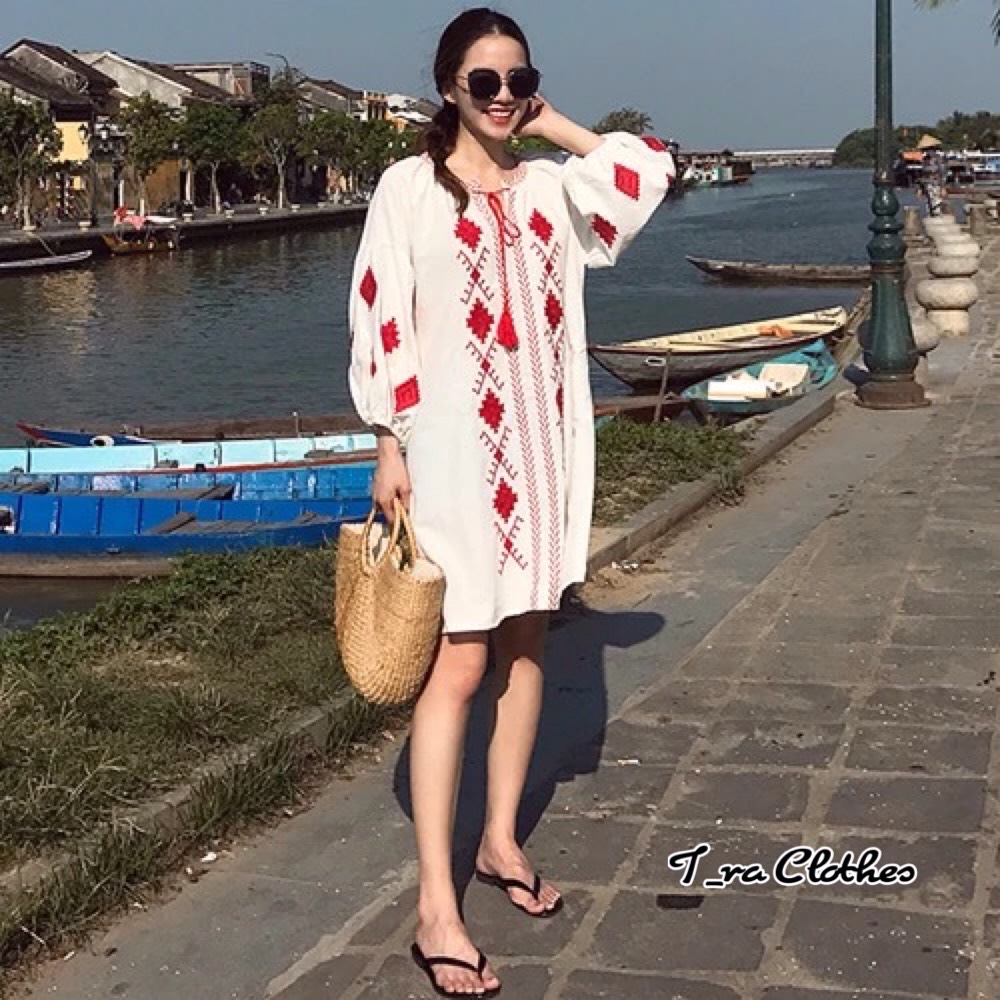 มินิเดรสงานปัก Style korea เนื้อผ้าคล้ายผ้าฝ้ายเนื้อดีงานปักละเอียด ดีเทลช่วงแขนปักลายกราฟฟิกแขนพอง ช่วงคอมีเชือกผูก บอกเลยว่างานสวยจ้า สามามารถใช่งานได้ทุกโอกาสไม่มีเอาค์ไม่ควรพลาดเลยจ้าา