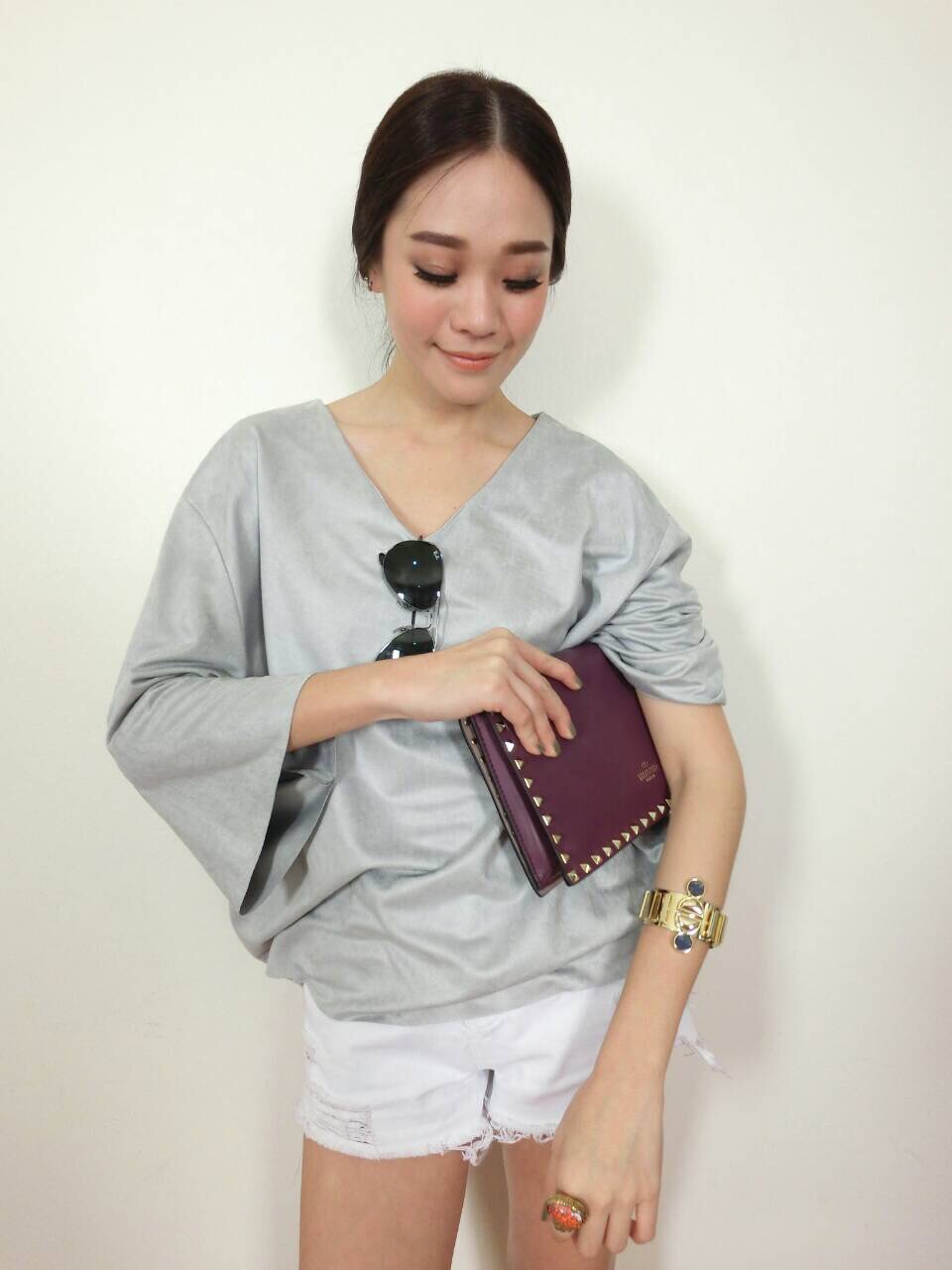 เสื้อคอวีทรงoversize ผ้าหนังกลับเนื้อนุ่มมาก ผ้าทิ้งตัวสวยค่ะ