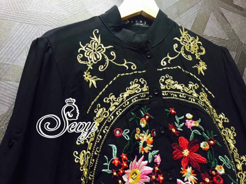 เชิ้ตตัวยาวเนื้อผ้าชีฟองอย่างดี ด้วยดีเทลงานปักแนววินเทจช่วงกลางเสื้อ