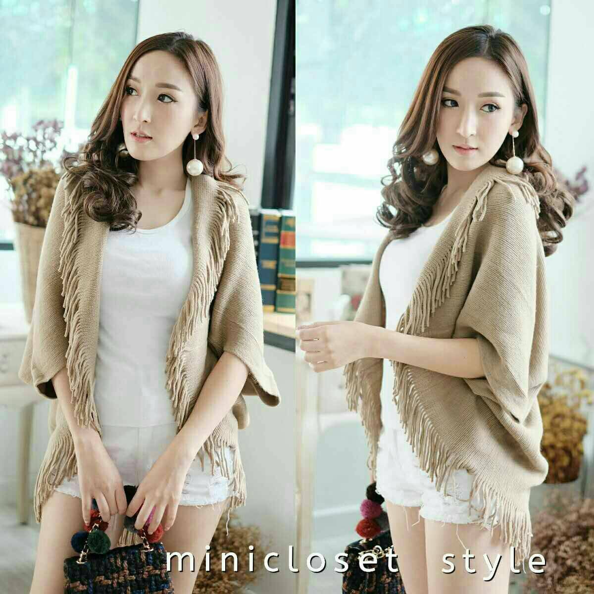 กับเสื้อคลุมผ้าไหมพรมเนื้อนุ่มๆ แต่งพู่รอบตัว เป็นผ้าคลุมผ้าพันคอได้สวยมากค่ะ