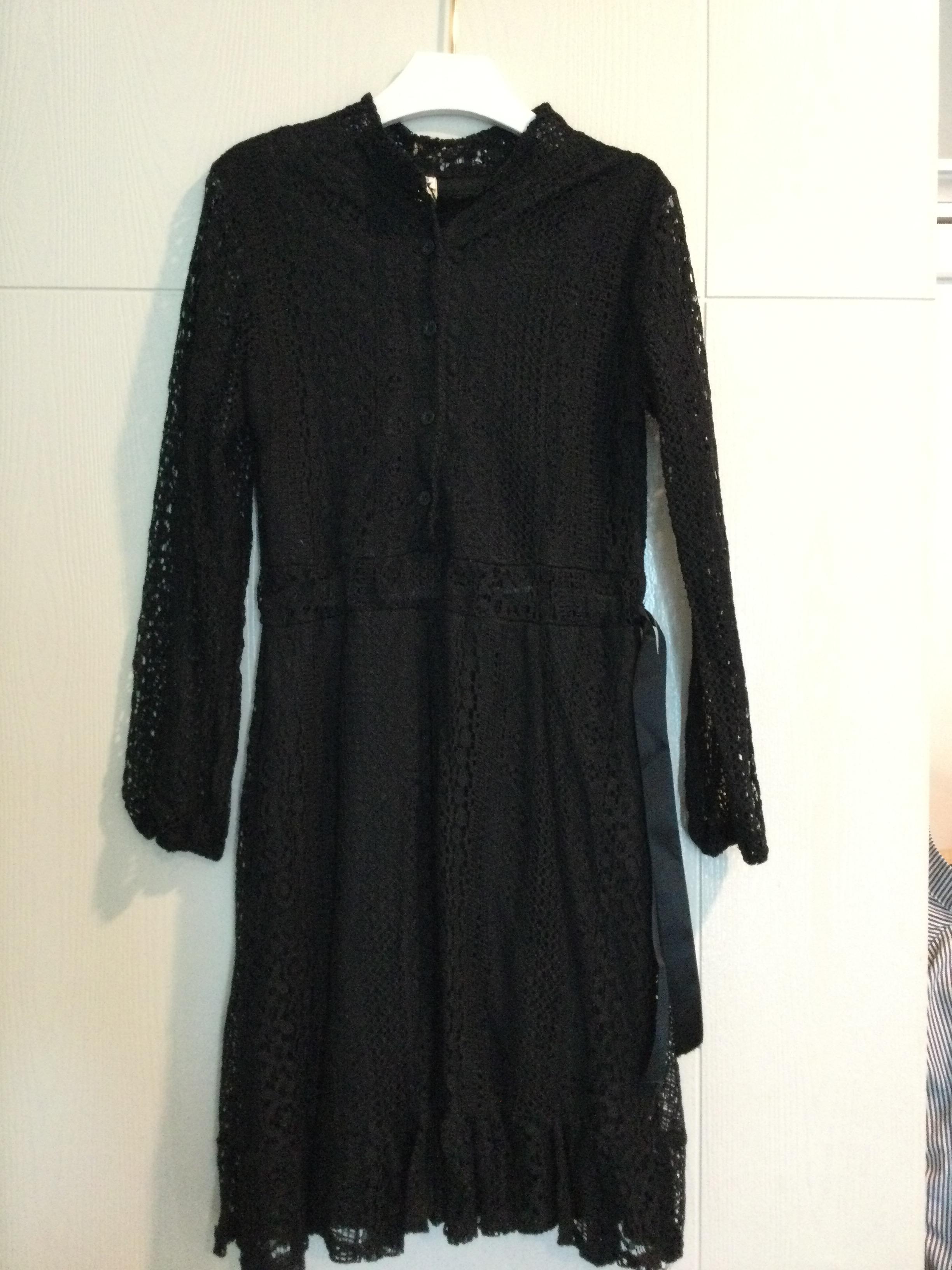 เดรสลูกไม้สีดำแขนซีทรู