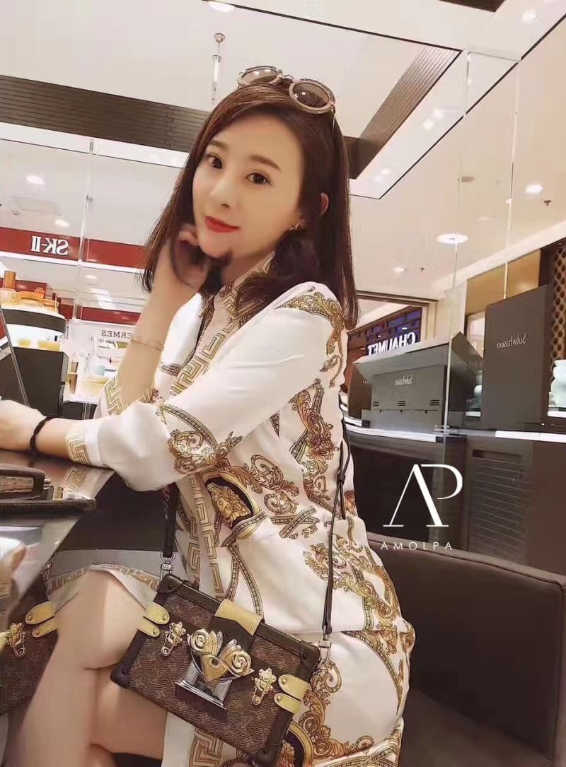 DRESS ลายVERSACE ปริ้นลายทั่วตัว ผ้าซิลล์ ลื่นๆเย็นๆ ใส่สบายมากๆ เดรสคอปกซ่อนรังดุม ผ้าใส่สบายมากๆค่ะ ห้ามพลาดเลยนะคะ ป้าย Tag VERSACE