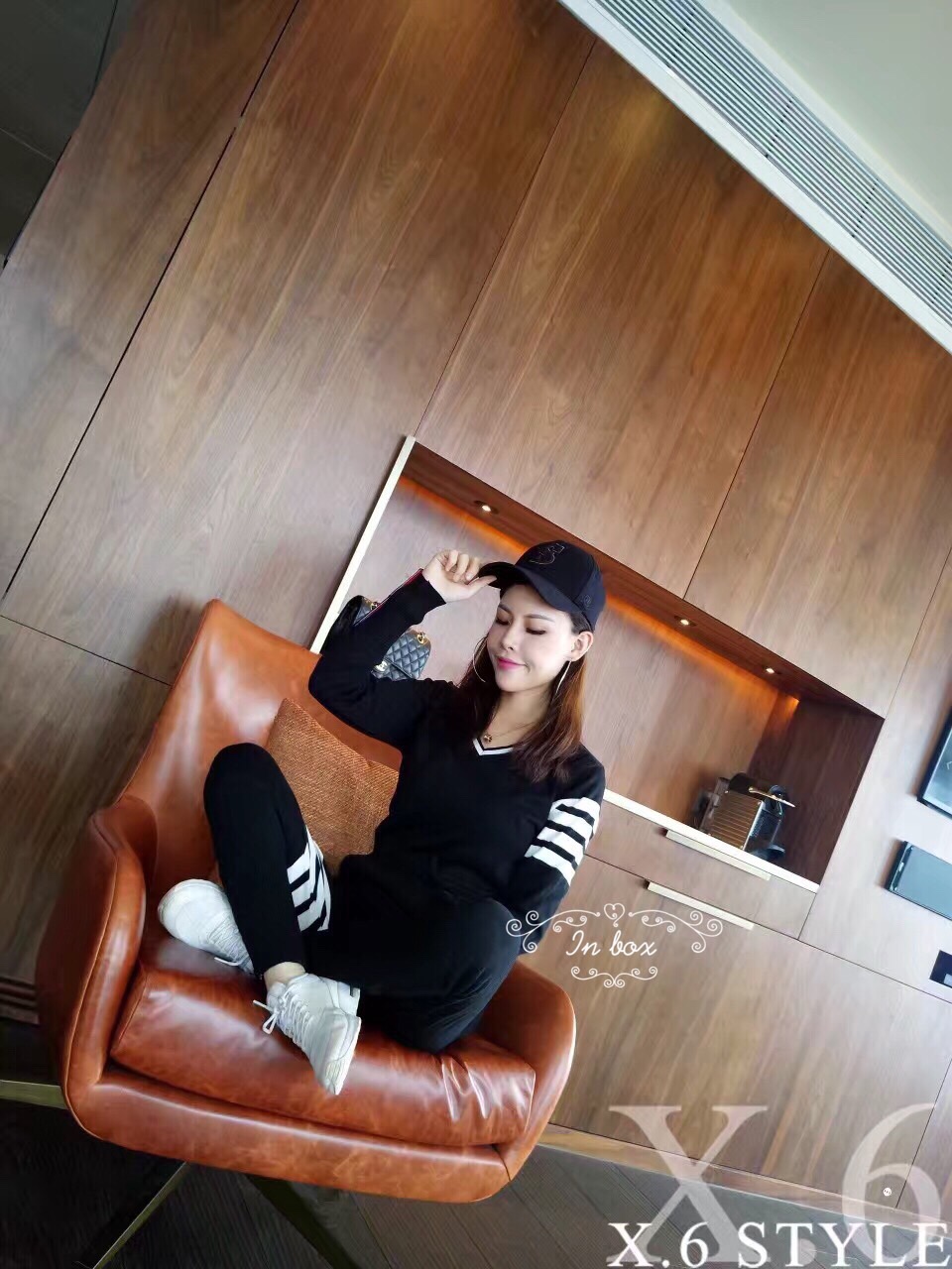 เซต ไหมพรม เสื้อ+กางเกง เนื้อผ้า: ตัดเย็บอย่างดี งานสวยเนี้ยบ เสื้อผลิตผ้าไหมพรมเนื้อนุ่มอย่างดี ทอแน่นไม่ต้องกลัวย้วย ผ้ามีน้ำหนัก เรียบหรู ดูดี เว่ออ จะใส่คู่ ใส่เดี่ยว หรือจับแมทกับอย่างอื่นก็เก๋ๆ งานสวยแม่ค้าเฟิมคร้าา