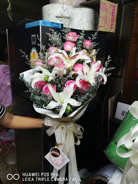 ช่อดอกกุหลาบสีชมพูแซมดอกลิลลี่ มอบให้แฟน แทนความคิดถึง