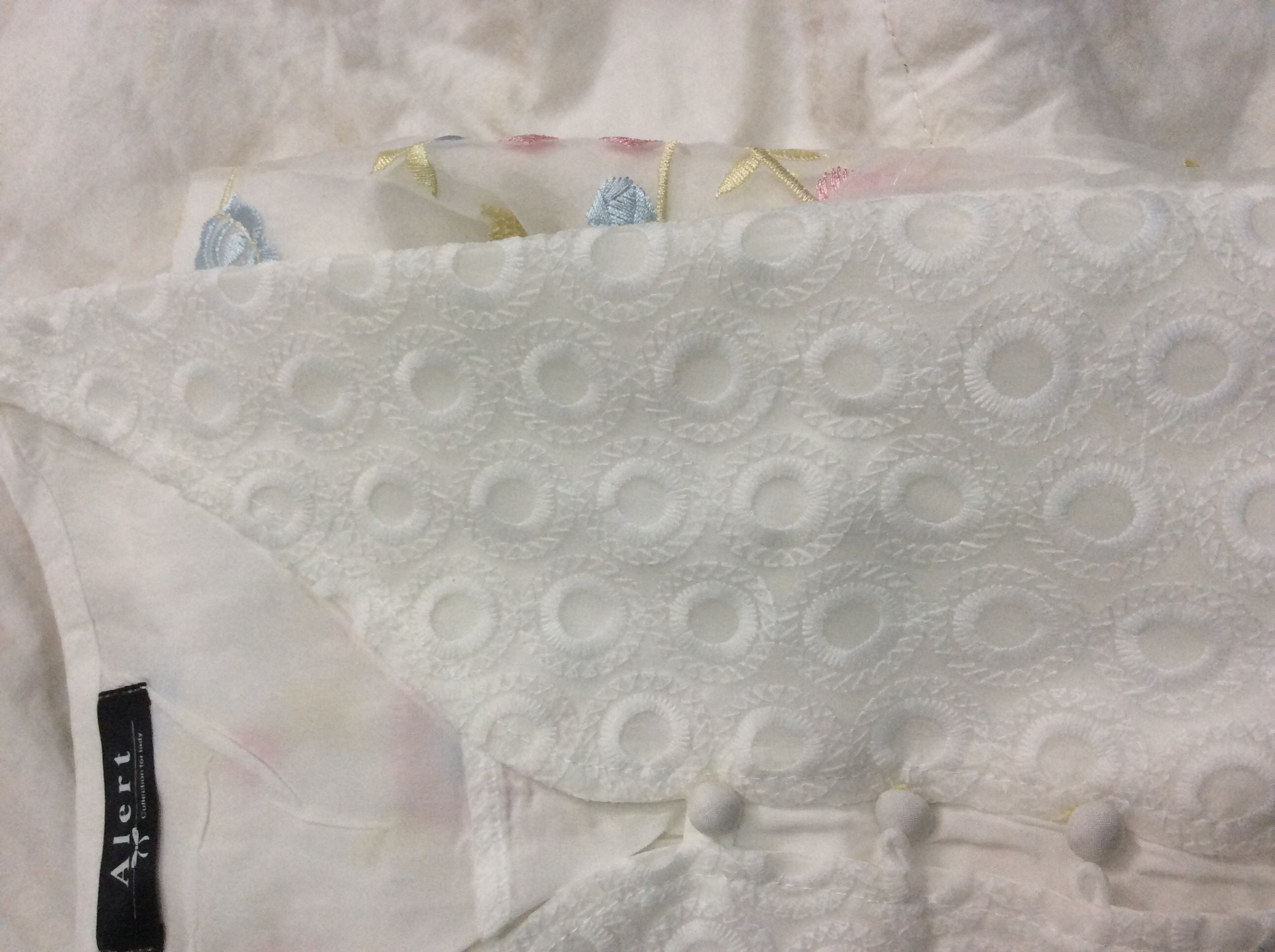 เดรสผ้าป่าน ปักลายดอกไม้สีหวานบนผ้าแก้วฟรุ้งฟริ้งน่ารักมากค่ะ