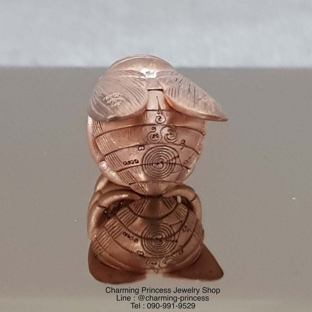 พญาภู่คำ ต่อเงินต่อทอง เนื้อทองแดง เครื่องรางของขลังทำพิธีปลุกเสกแล้วคะ พญาแมลงภู่คำนี้ นับเป็นเอกทางโชคลาภ เมตตา ส่งเสริมดวงชะตาให้มั่งคั่ง ทั้งทรัพย์สิน ยศศักดิ์ เป็นที่รักใคร่เอ็นดูของผู้คนทั้งหลาย อีกทั้งยังป้องกันคุณไสยมนต์ดำ