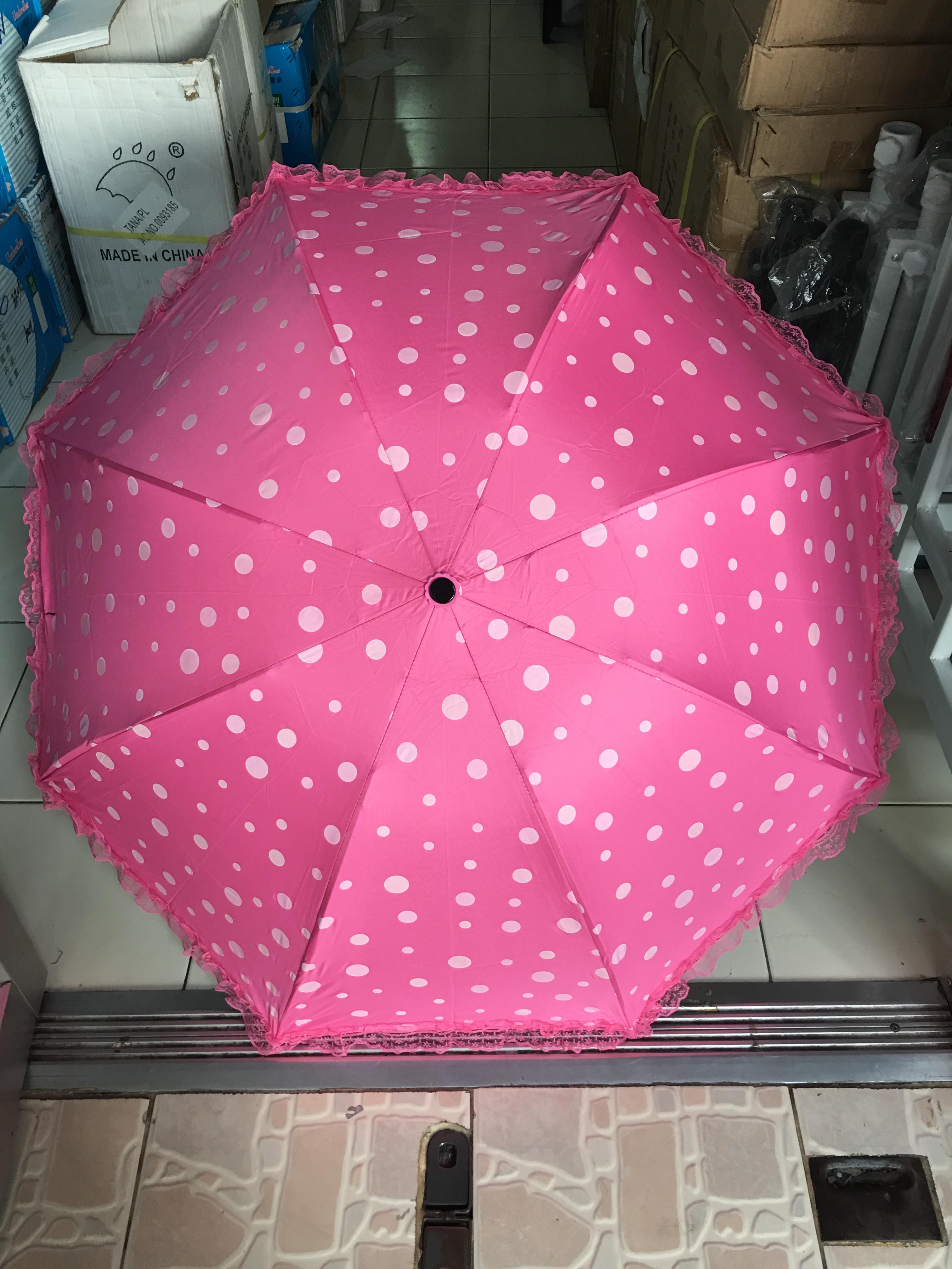 ร่มโค้งแฟชั่นลายจุดโดนแสงเปลียนสีได้ไม้มีระบายยูวีสีดำ