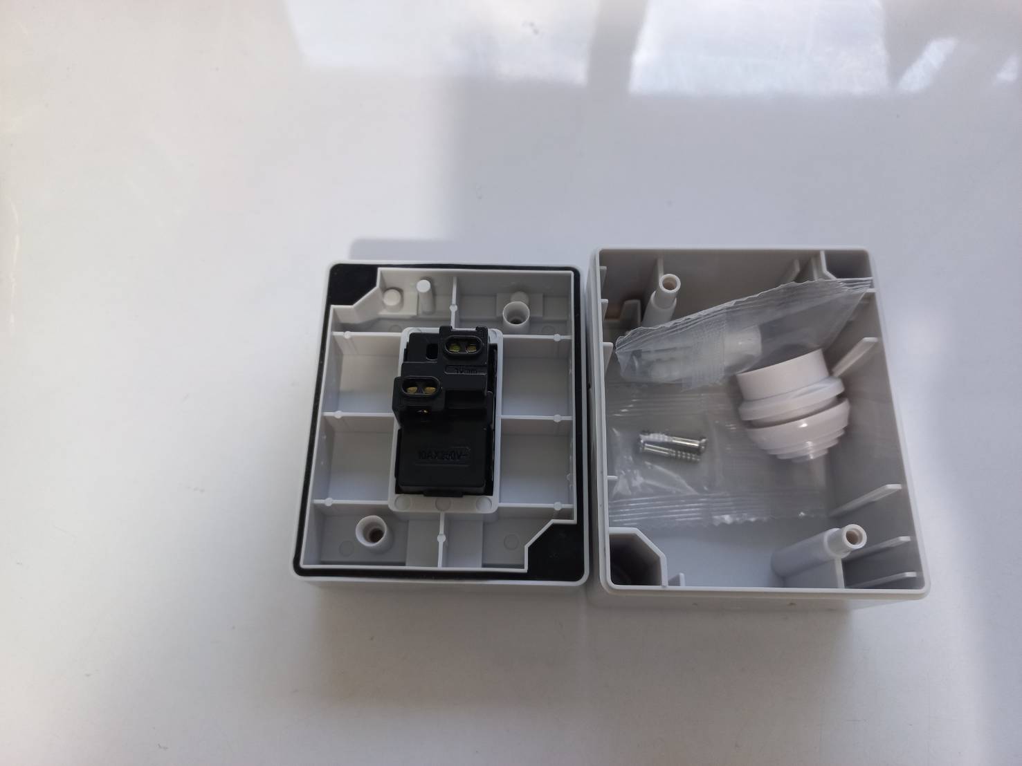 OT172 สวิทกดกริ่งกันน้ำ กันฝุ่น 1 ช่อง ฝาเปิด-ปิด ได้ 220V/10A