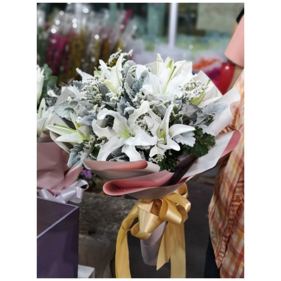 ช่อดอกลิลลี่สีขาว ใบหิมะแซมด้วยสุ๋ยขาว