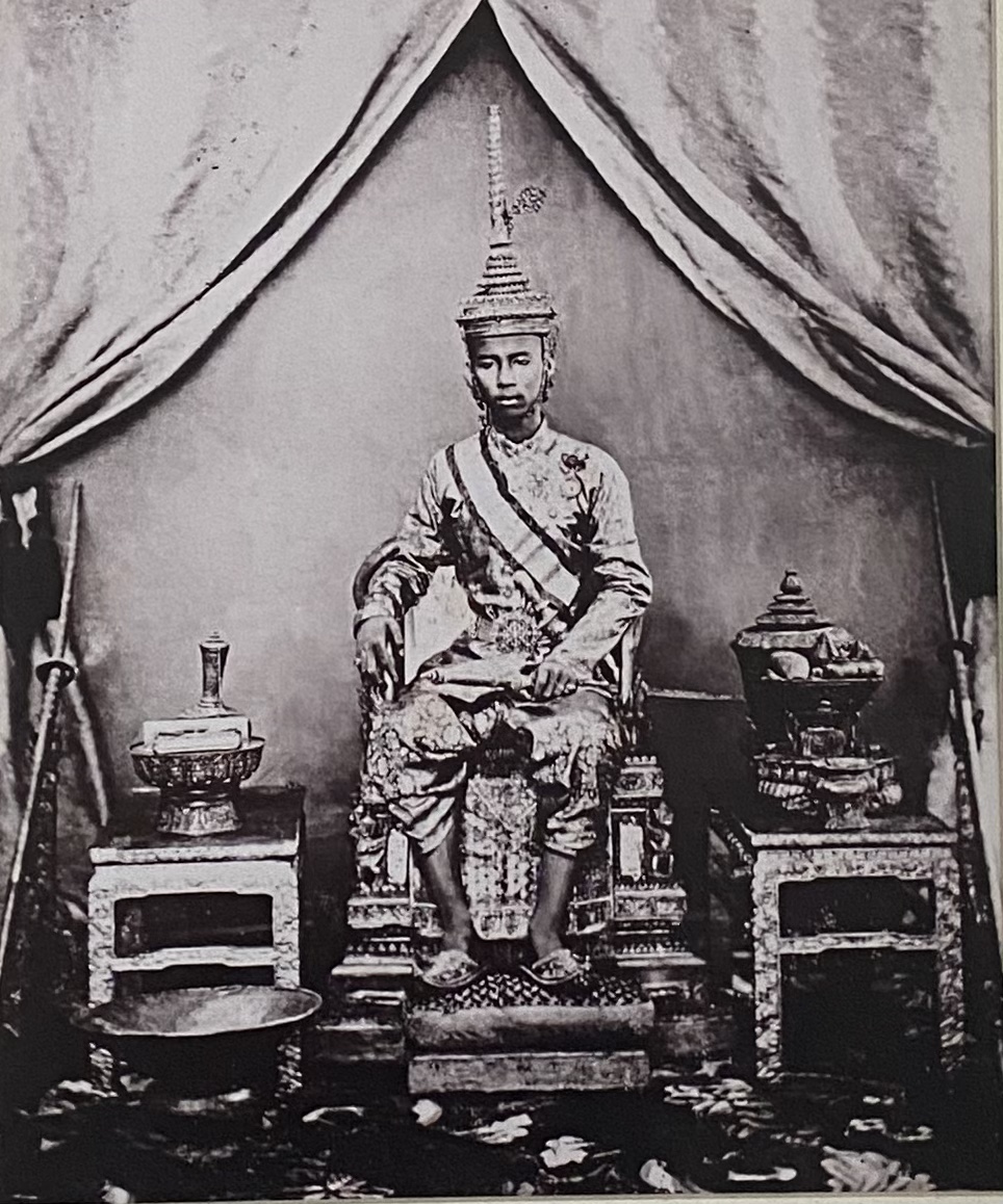 ภาพถ่ายในหลวง รัชกาลที่๕ ทรงขึ้นครองราช ( บรมราชาภิเษก ) ภาพถ่ายโบราณ งานตกแต่ง