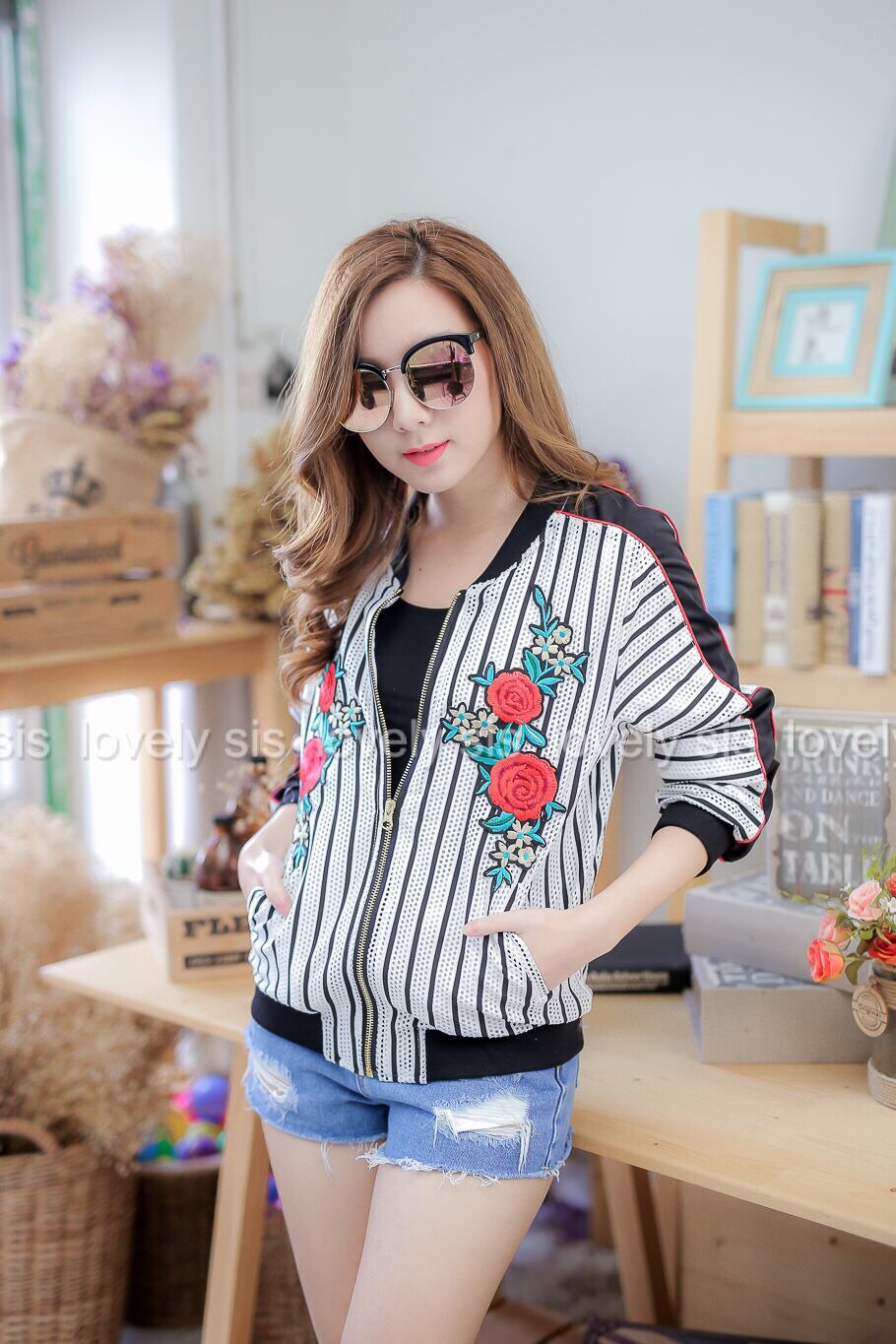 แจคเก็ตแขนยาว งานสวยมากค่า แต่งซิปหน้า งานปักลายดอกกุหลาบสวยงาม แต่งแถบสีดำช่วงด้านข้างและด้านล่าง ผ้าเนื้อดี ใส่คลุมได้ตลอดจ้า
