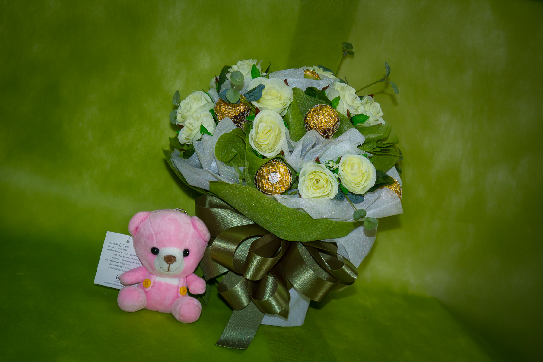 ช่อเฟอเรโร่ (Ferrero Rocher) 9 ลูก ดอกกุหลาบสีขาว กระดาษสีเขียว