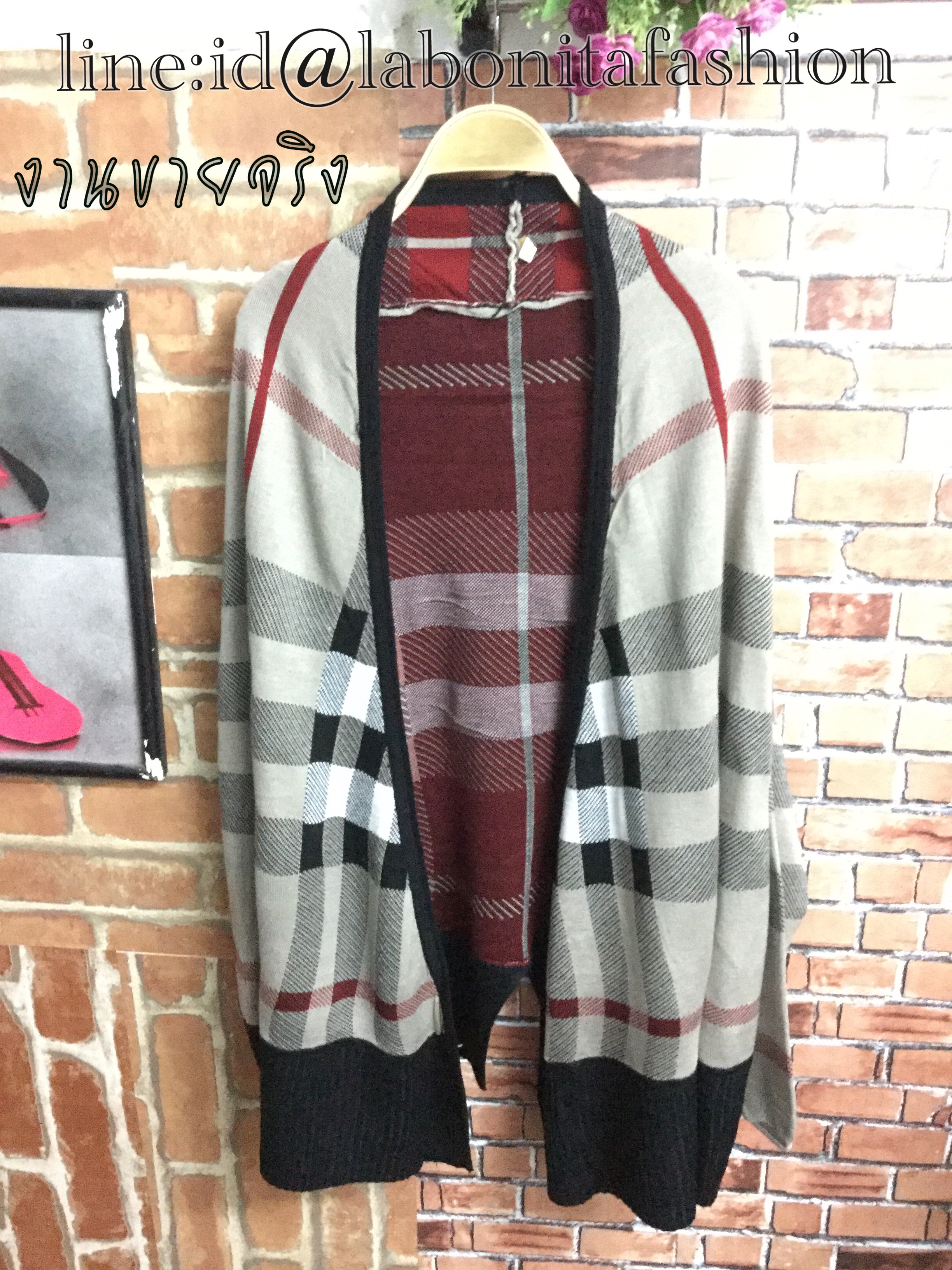 เสื้อคลุมไหมพรมแบรนด์Burberry ที่ตอนนี้เป็นที่นิยมมากค่ะ ทางร้านเลือกใช้ไหมพรมเนื้อดี ทักแน่น มีน้ำหนัก โดดเด่นด้วยลวดลายแบรนด์ดัง และการเก็บขอบสีดำงานสวยมากค่ะแมทซ์ได้กับทุกชุดเลยค่ะ