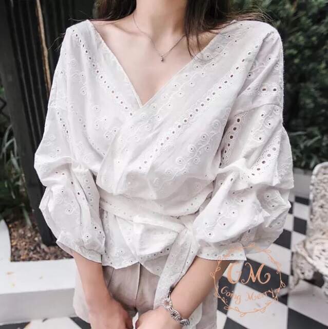 เสื้อเกาหลีสีขาวปักฉลุสวยๆ ทรงคอวีป้ายหน้าผูกโบว์เก๋ๆน่ารัก ากค่ะ