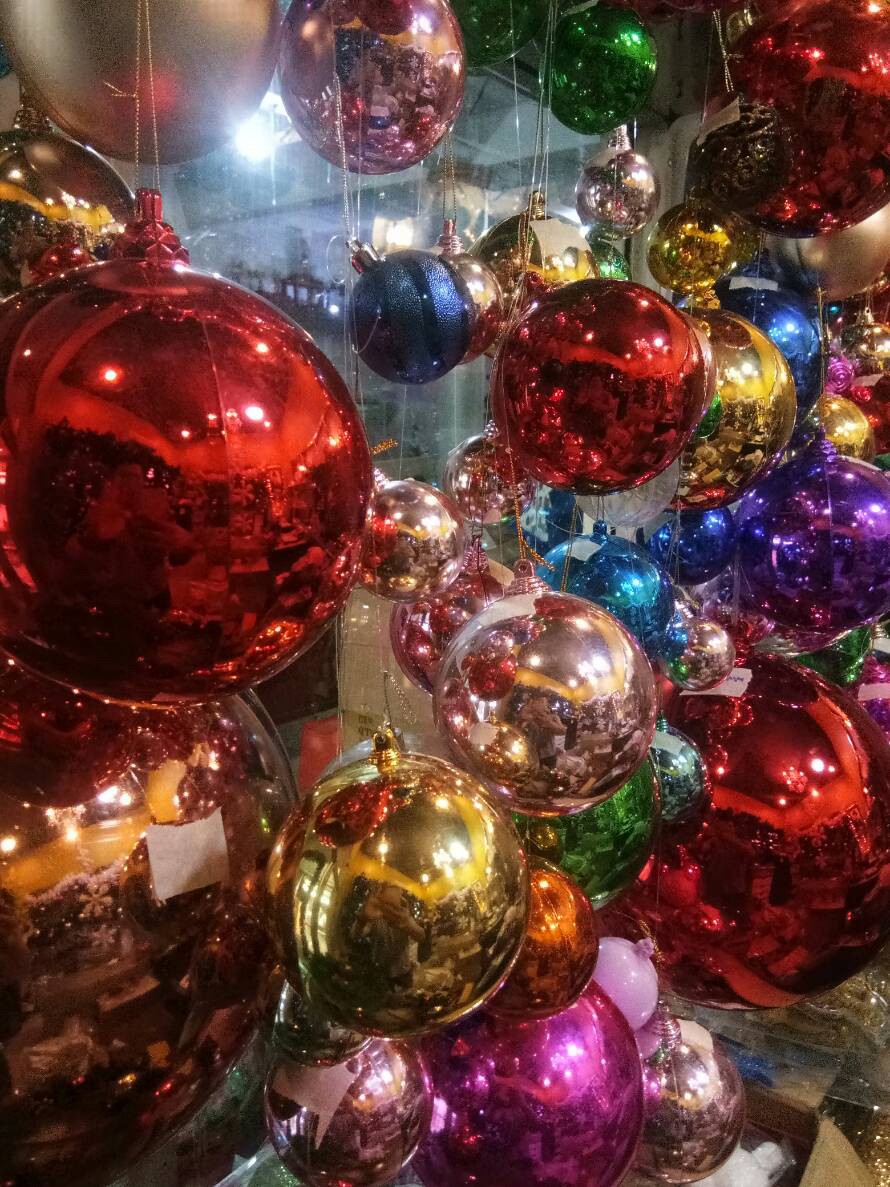 ความแวววาวที่มีเอกลักษณะ เฉพาะตัวโดดเด่นที่เฉดสีสันความเงาประกาย สะท้อนแสงสีดูสดใส สวยงามเมื่อจัดแต่งบนต้นคริสต์มาสปลอม