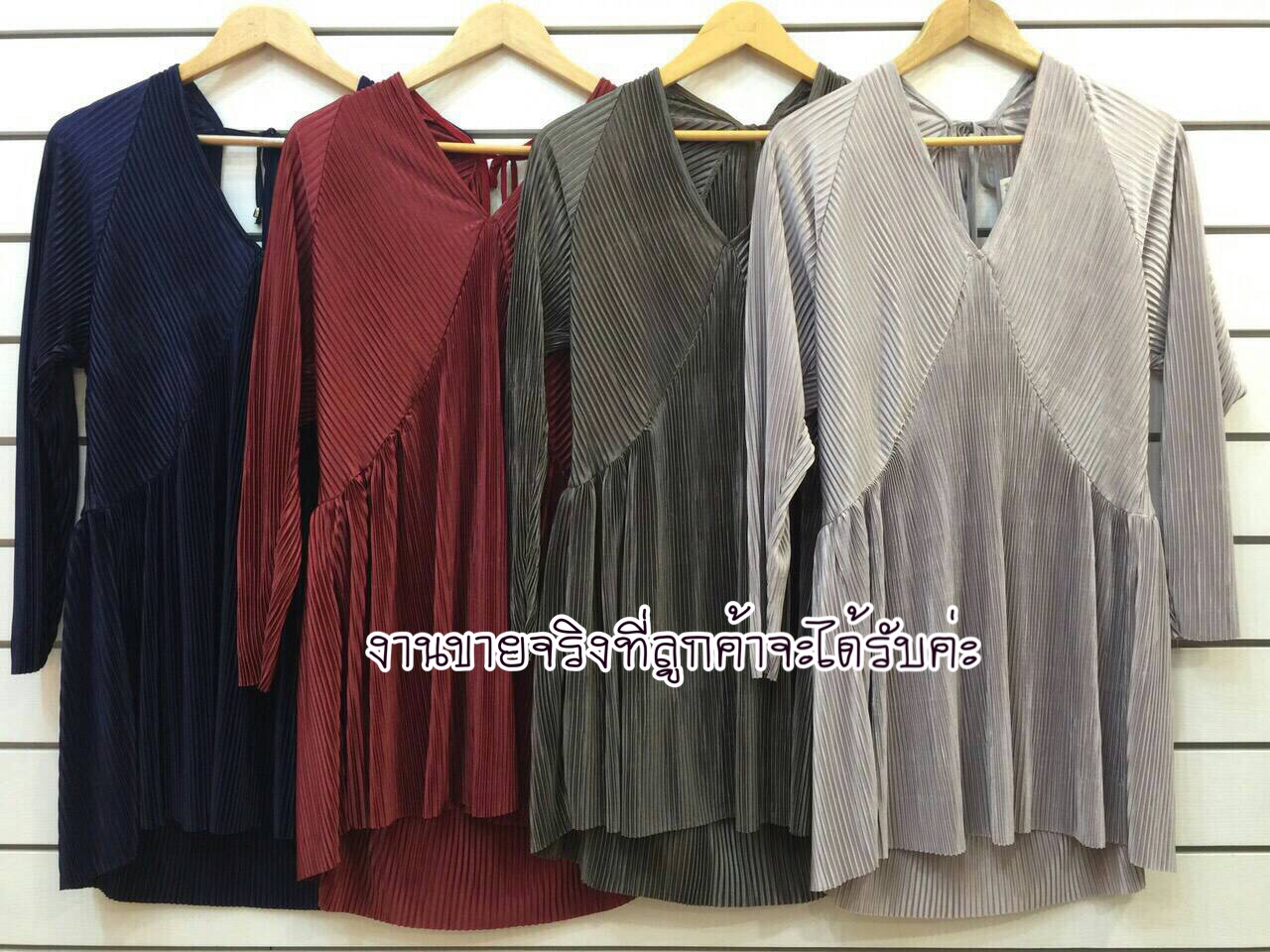 เดรสพลีทคอวี หน้าสั้นหลังยาว มีลูกเล่นด้านหลัง แบบและทรงน่ารักมากค่ะ