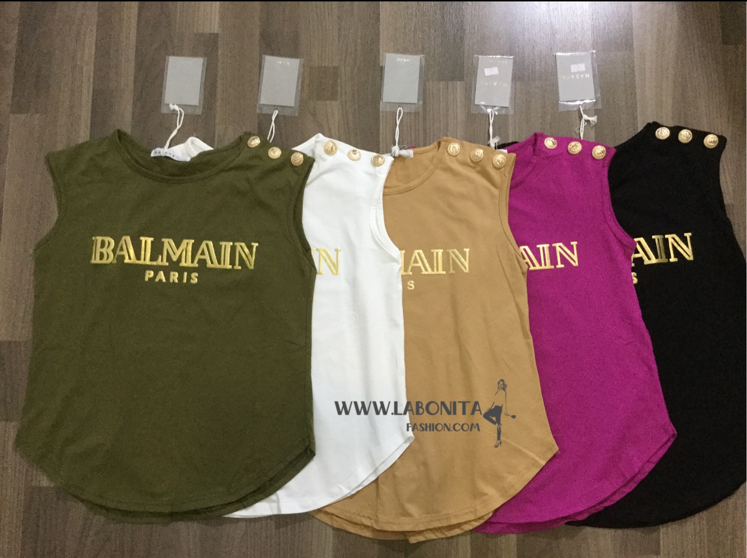 เสื้อยืดแขนกุด BALMAIN ติดกระดุมทองที่ไหล่แบบดาราใส่