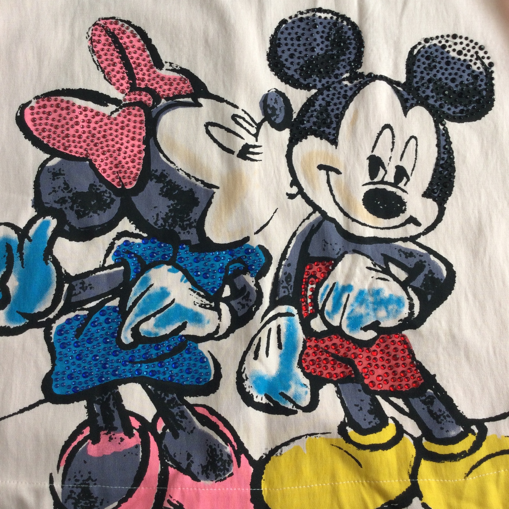 New Arrival เดรสมิกกี้เม้าท์น่ารักฝุดๆ คร้า เดรสผ้าเนื้อลินินด้านในรัดซับติดกับตัวผ้าไม่บางค่ะ เนื้อดีมากๆ ขอบอก ดีเทลแขนเว้าปลายแขนระบาย สกรีนลายมิกกี้เม้าท์ประดับเพชรสีๆ อย่างดี สาวๆ ห้ามพลาดนะค่ะงานจริงสวยมว๊ากกก