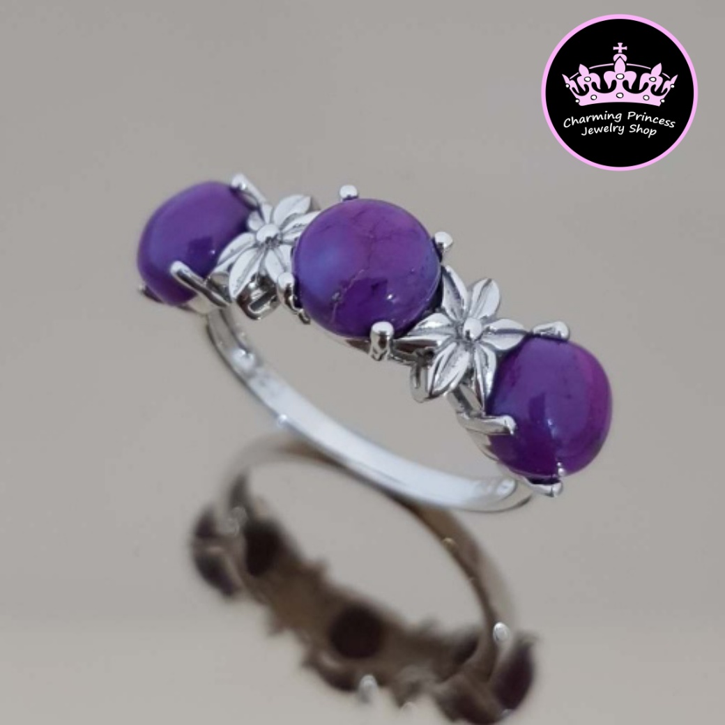 แหวนเทอร์ควอยซ์สีม่วง แหวนหินนําโชค เงินแท้ 925 พลอยสีม่วง ทรงกลม 7 มม / 3 เม็ด 925 Trinity, Three Stone Purple Turquoise with Daisy Ring