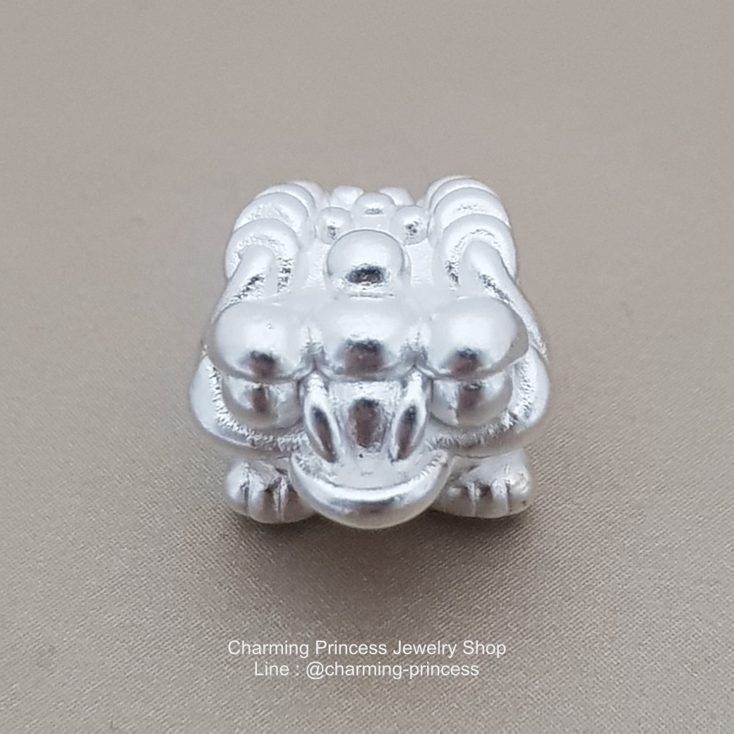 ตัวคั่นคางคกคาบเหรียญ สัญลักษณ์แห่งความมั่งคั่งยอดนิยม Toad with Coin 925 Sterling Silver ขนาด กว้าง 10 มม ยาว 12 มม