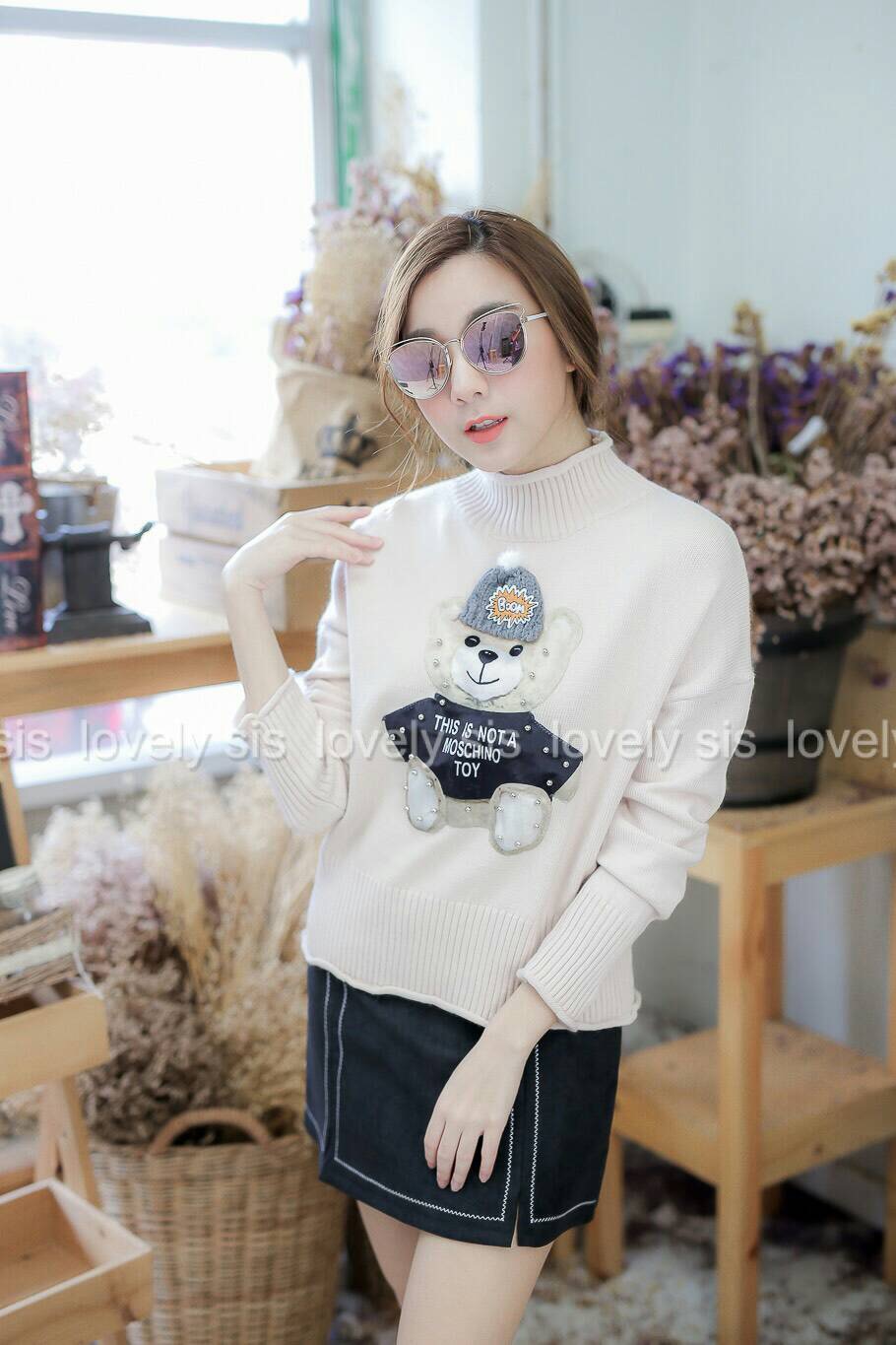 เสื้อไหมพรมแขนยาวคอเต่า งานปักน้องหมี แต่งหมุด แบรนด์ Moschino น่ารักมากๆค่า ตัวหมีดีเทลละเอียด ติดหมวกมีปอมน่ารัก เนื้อผ้าก็นุ่ม ใส่อุ่น งานเกรดดีค่า แนะนำๆเลยตัวนี้