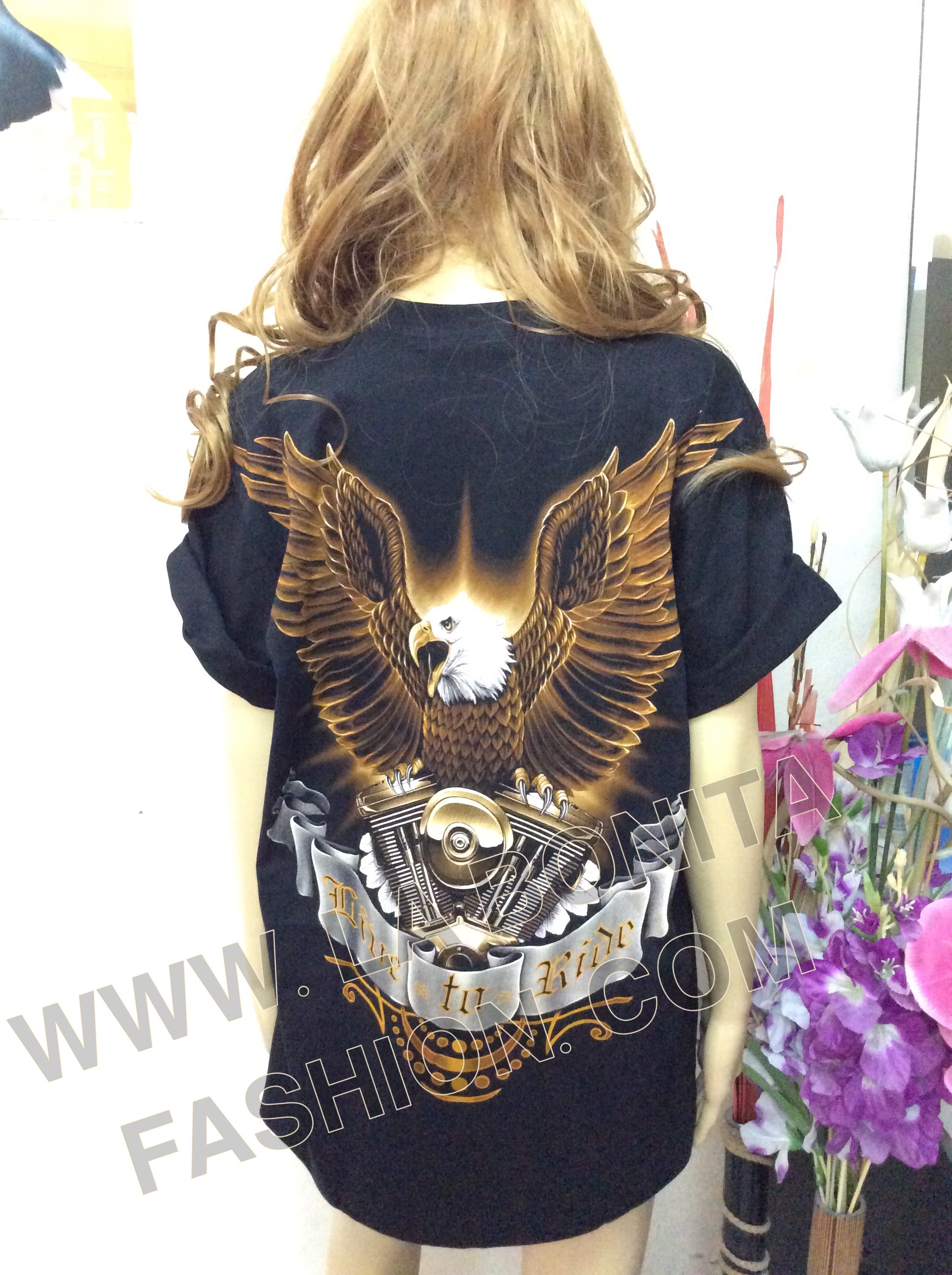 เสื้อยืดคอกลมสีดำ สกรีน3D ลายนกอิทรีกางปีกขับชอปเปอร์ ลายสกรีน3D สวยงาม ดูมีมิติ เสมือนจริง ลายสกรีนรูปนกอินทรีสีน้ำตาลทอง กางปีกผงาดอยู่เหนือชอปเปอร์คันงาม ลายสกรีนสวยเท่ห์มากๆค่ะ