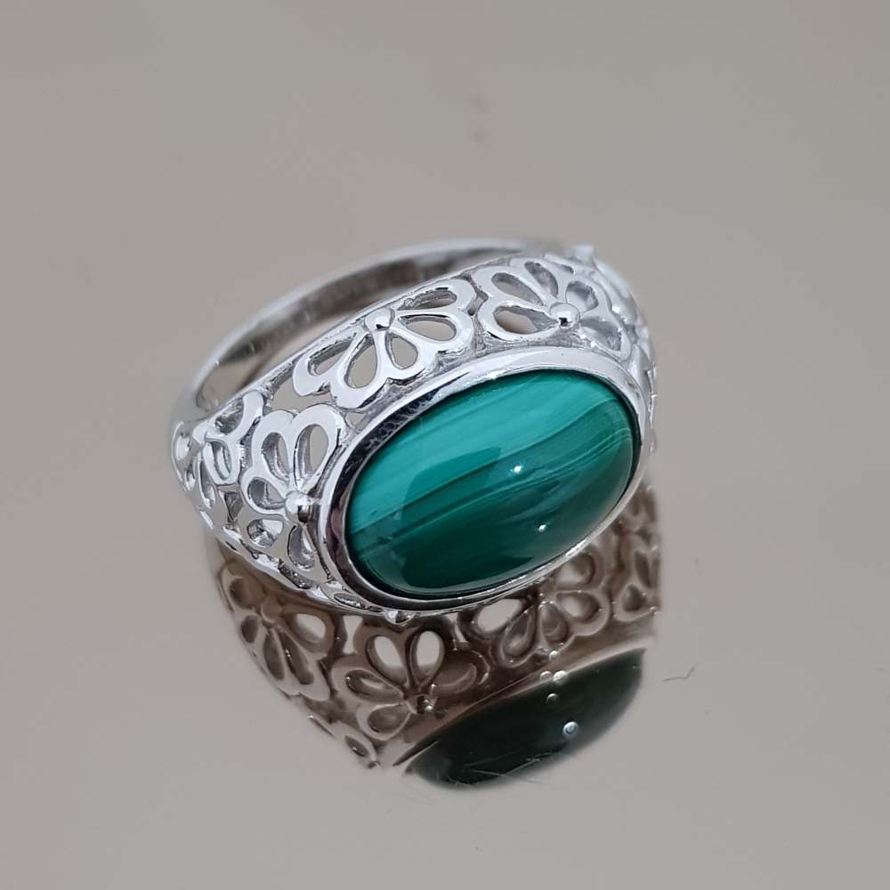 แหวนมาลาไคท์ แหวนหินนําโชค แหวนพลอยแห้ สีเขียว เงินแท้ 925 Malachite Flora Design Big Look Oval 14x10 mm Ring