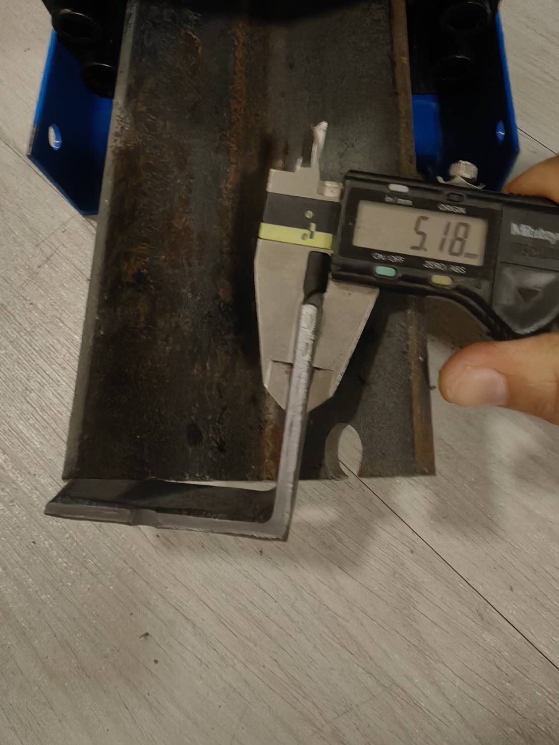 ES20 เครื่องตัดเหล็กฉากไฟฟ้า ตัดง่าย เร็ว ขอบไม่คม หนาสุด 6 มิล กว้าง 65 มิล