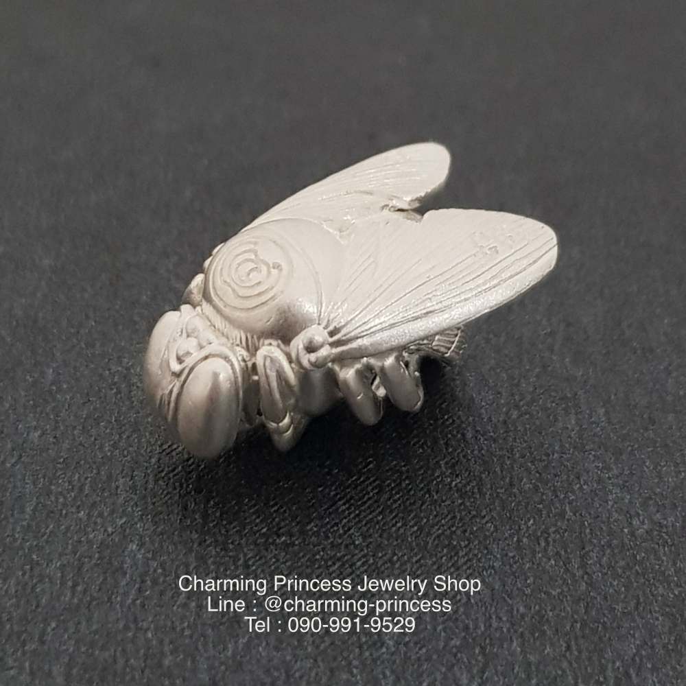 พญาภู่คำ ต่อเงินต่อทอง เนื้อเงิน เครื่องรางของขลังทำพิธีปลุกเสกแล้วคะ พญาแมลงภู่คำนี้ นับเป็นเอกทางโชคลาภ เมตตา ส่งเสริมดวงชะตาให้มั่งคั่ง ทั้งทรัพย์สิน ยศศักดิ์ เป็นที่รักใคร่เอ็นดูของผู้คนทั้งหลาย อีกทั้งยังป้องกันคุณไสยมนต์ดำ