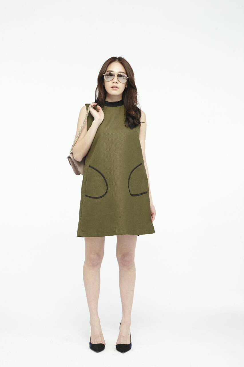 เดรสทรงเอ กระเป๋าตัดขอบดำ ทรงสวยมากค่ะ มีซับในในตัว ด้านหลังเสริมผ้าพลีทดำค่ะ