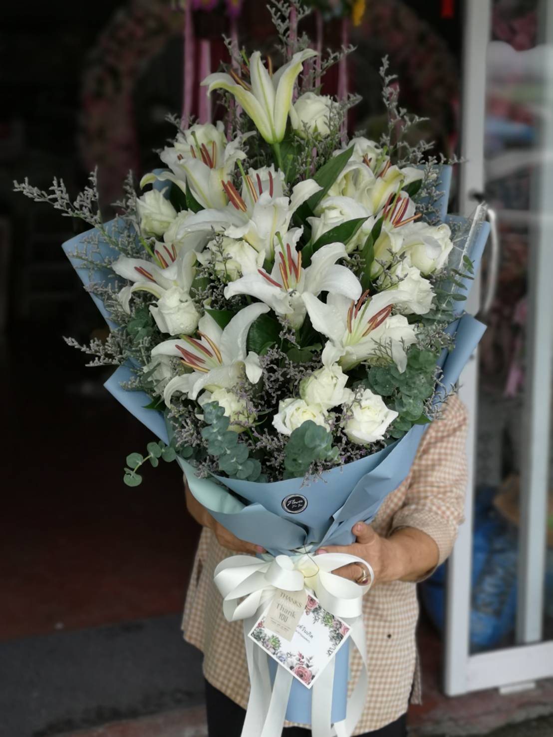 ช่อดอกกุหลาบแซมลิลลี่ สำหรับเซอร์ไพรส์แฟน