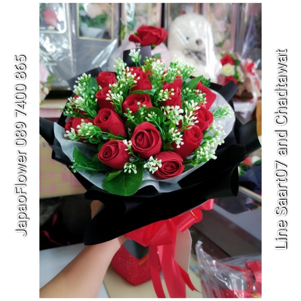 ช่อดอกกุหลาบแห้ง ห่อด้วยกระดาษสีดำ