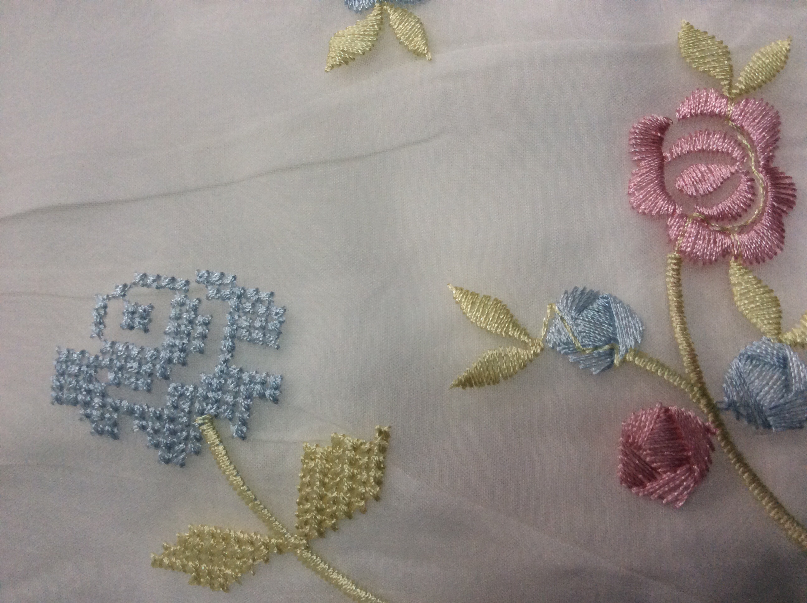 เดรสผ้าป่าน ปักลายดอกไม้สีหวานบนผ้าแก้วฟรุ้งฟริ้งน่ารักมากค่ะ