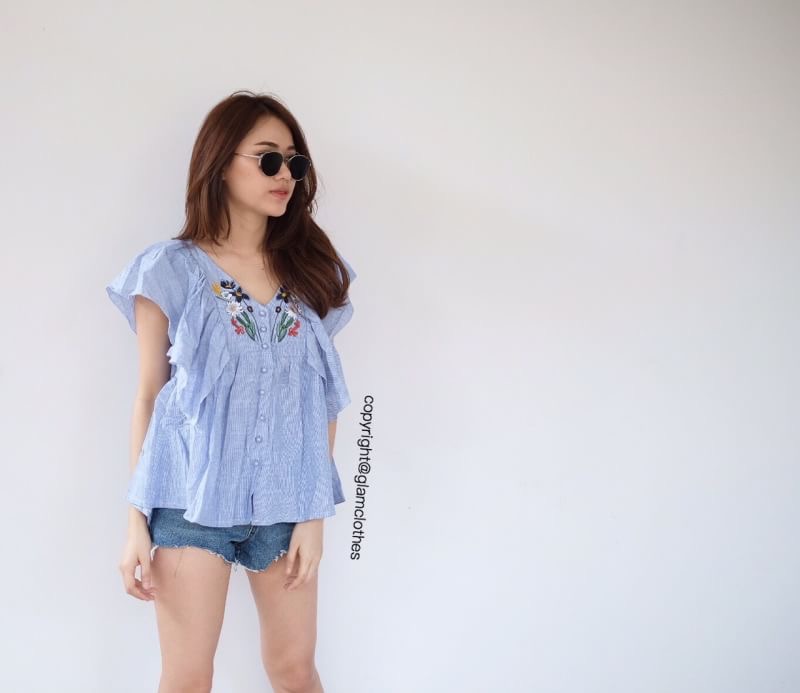 New!! zara top เสื้อแขนระบาย ผ้าฝ้ายทอ ไม่หนาค่ะ เนื้อบาง มีปักลายดอกที่หน้าอก ติดกระดุมเรียงด้านหน้า สไตล์สาว zara ค่า