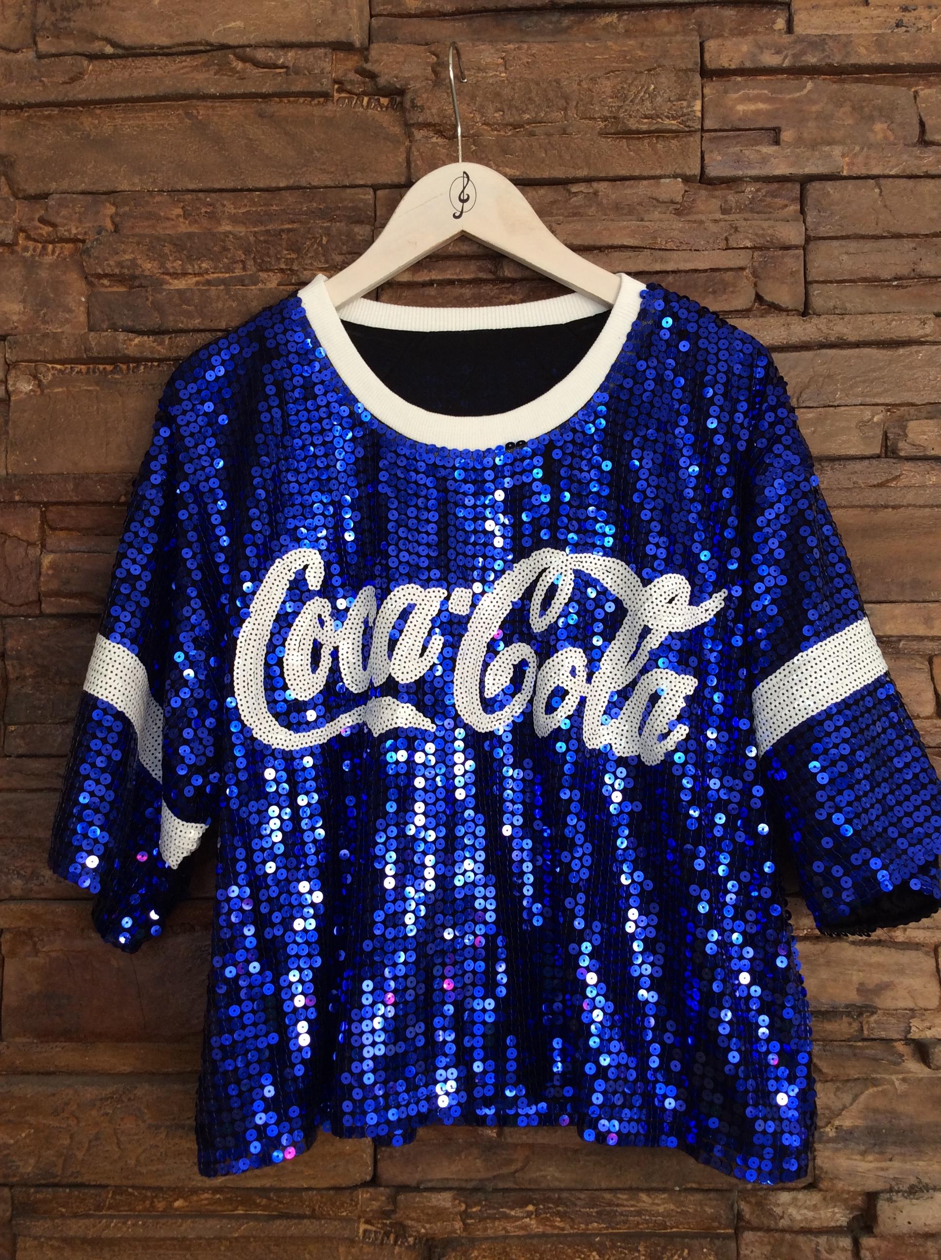 KOREA ITEM COCA COLA TOP สินค้าพร้อมส่งจร้า ห้ามพลาดเลยน่ะค่ะสาวๆ สำหรับเสื้อรุ่นนี้ แม่ค้าช๊อปปชอบ เสื้อวิ๊ง Coca Cola งานปักแน่นๆ ปราณีตสุดเลยจร้า แมทซ์กับ อะไรก็เริสคร้า แม่ค้าการันตรีเลยยย เหมาะกับสาวๆทุกไซค์เลย น่ะค่ะ