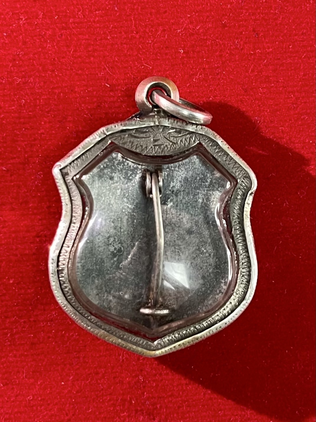 หลวงพ่อโสธรปี2498 เนื้อเงินลงยาสีแดงรุ่นแรก บล็อก5จุด พิมพ์หลังเข็มกลัด