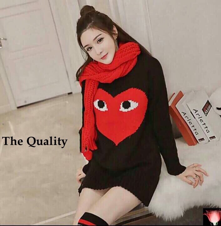 เดรสไหมพรมสีดำ ด้านหน้าทอรูปหัวใจสีแดง มาพร้อมผ้าพันคองานถักไหมพรมติดปลายตุ้งติ้งน่ารักมากๆ