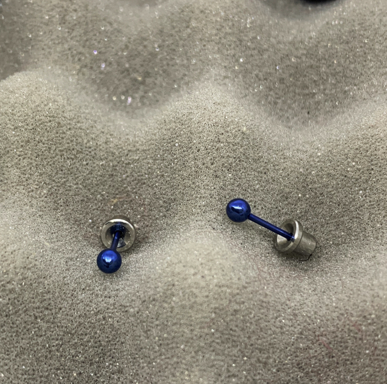 (สำหรับเจาะที่ร้านเท่านั้น)ไทเทเนี่ยม100%แป้นหมวก สีฟ้า 3 mm แพคเกจปลอดเชื้อ ปลอดภัย100%