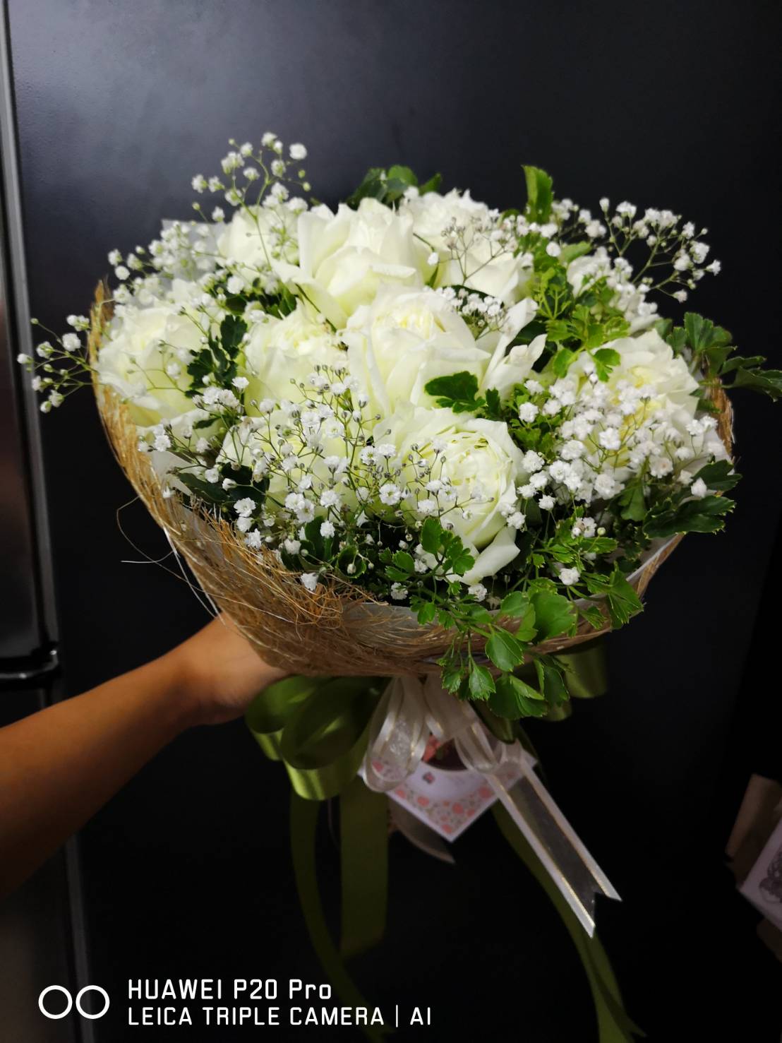 ช่อดอกกุหลาบสีขาว ทรงกลม ห่อด้วยตะข่าย